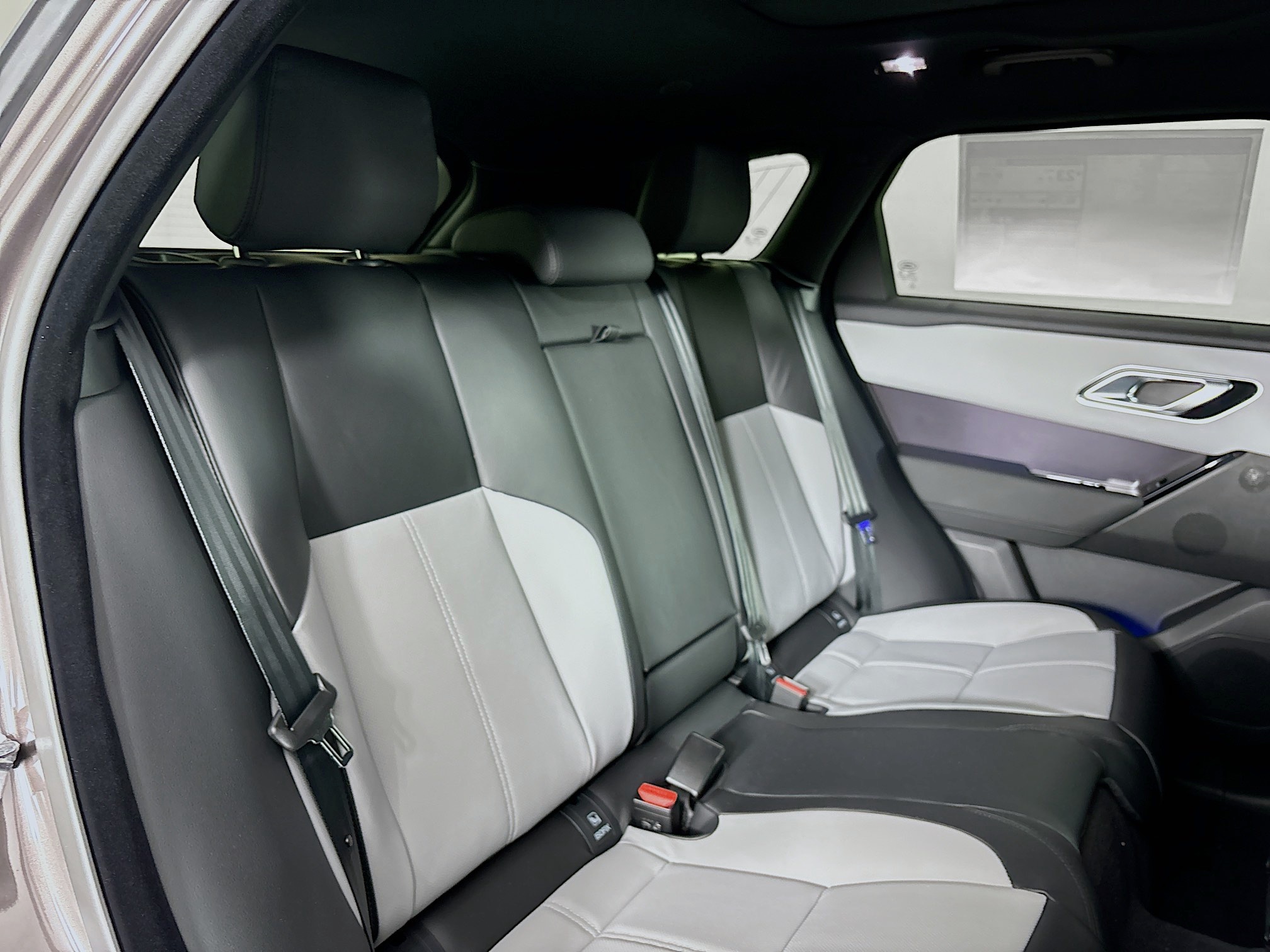 2026 Land Rover Range Rover Velar SE photo 20