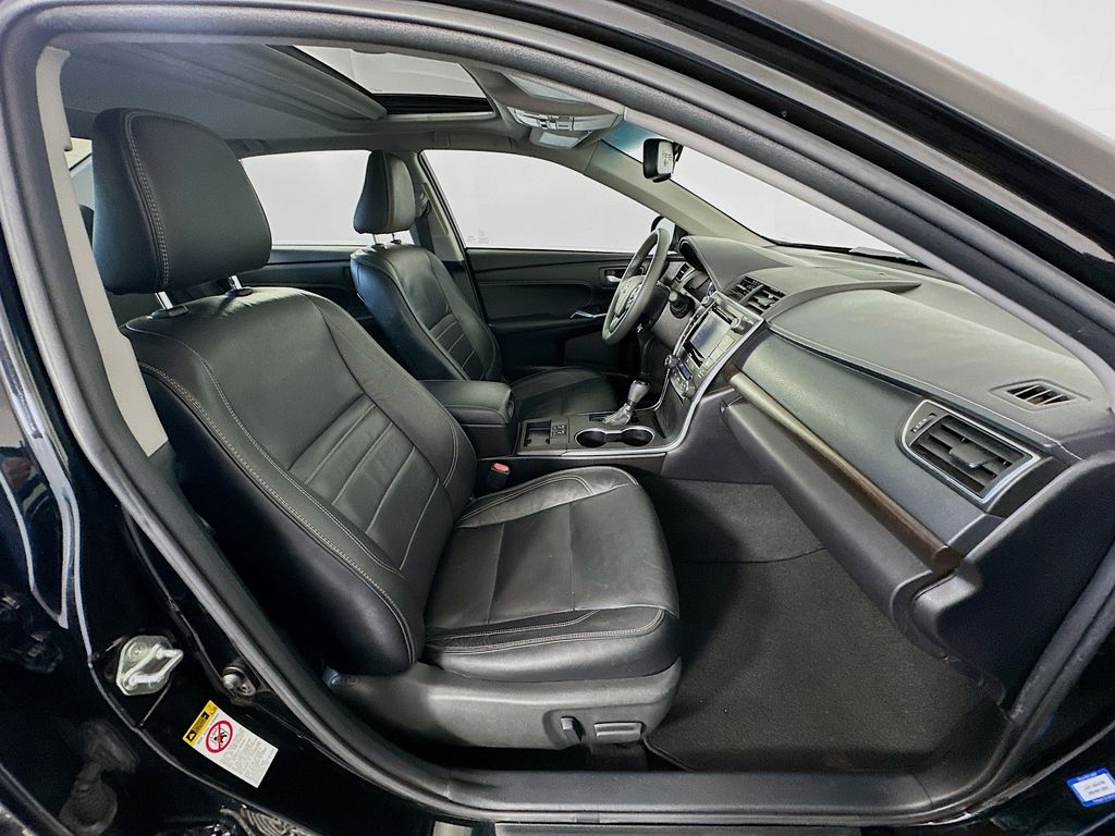 2017 Toyota Camry XLE photo 26