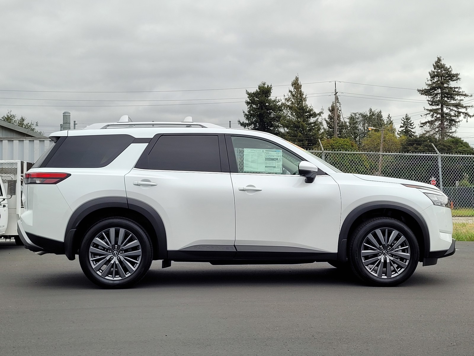2025 Nissan Pathfinder SL photo 4