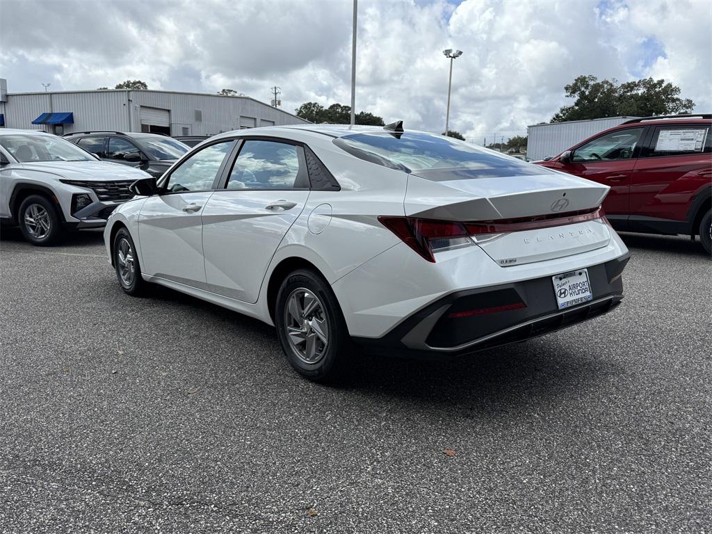 2025 Hyundai Elantra SE photo 3
