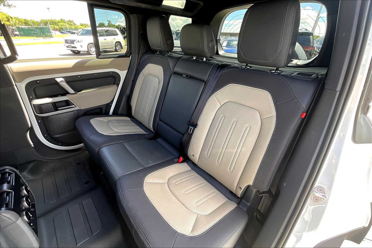 2022 Land Rover Defender X-Dynamic SE photo 17