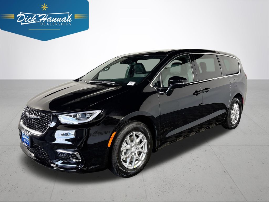 2026 Chrysler Pacifica Select's photo