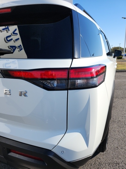 2025 Nissan Pathfinder SV photo 4