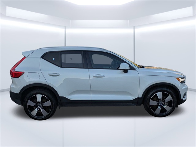 2021 Volvo XC40 Momentum photo 3