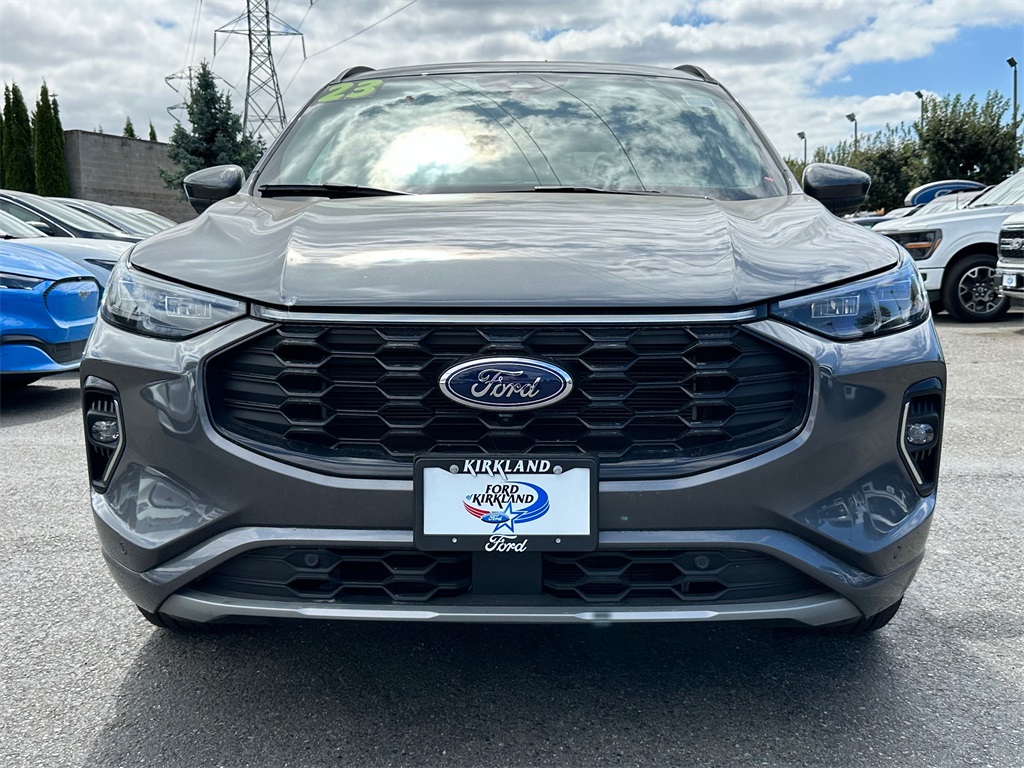 2023 Ford Escape Hybrid ST-Line Elite photo 2