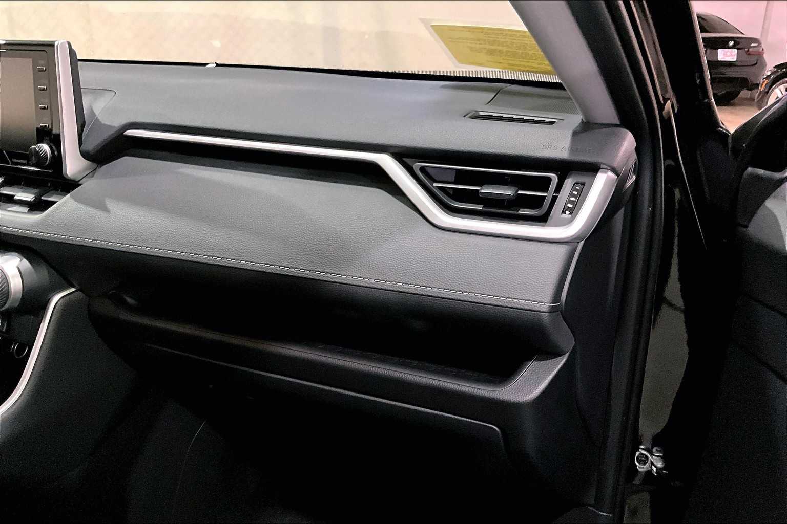 2019 Toyota RAV4 Hybrid XLE photo 17