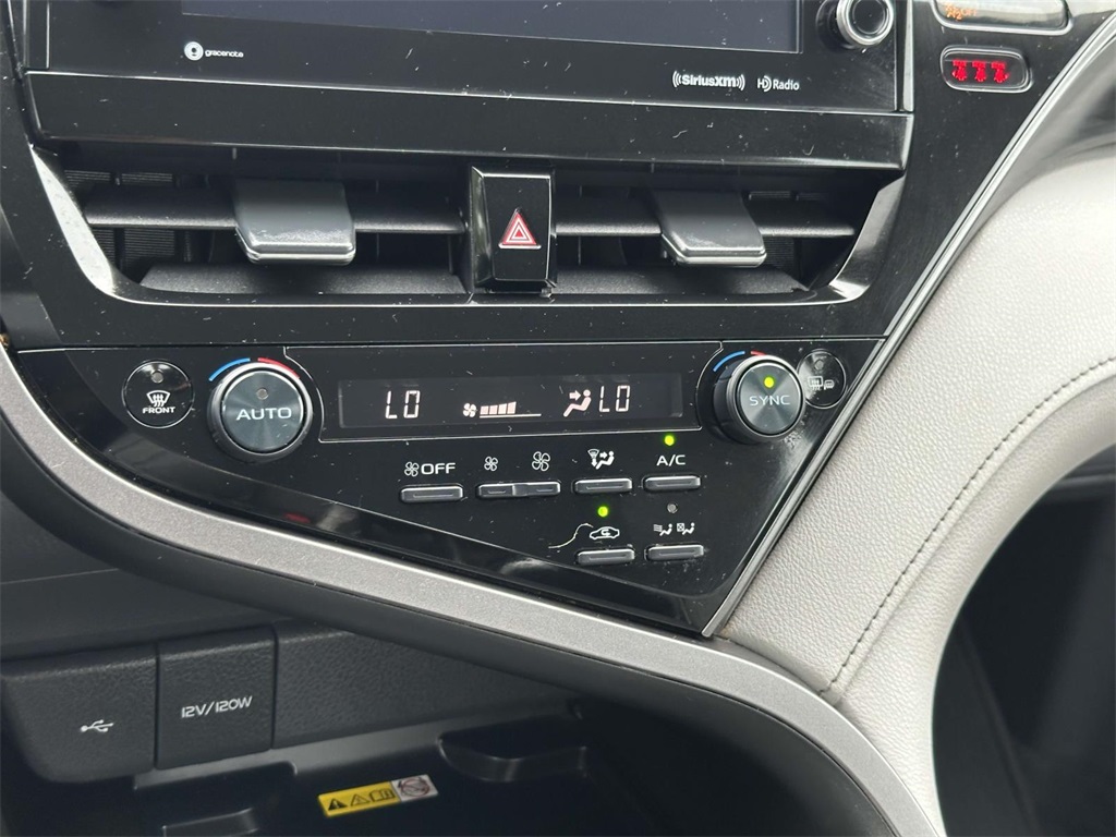 2022 Toyota Camry Hybrid XLE photo 5