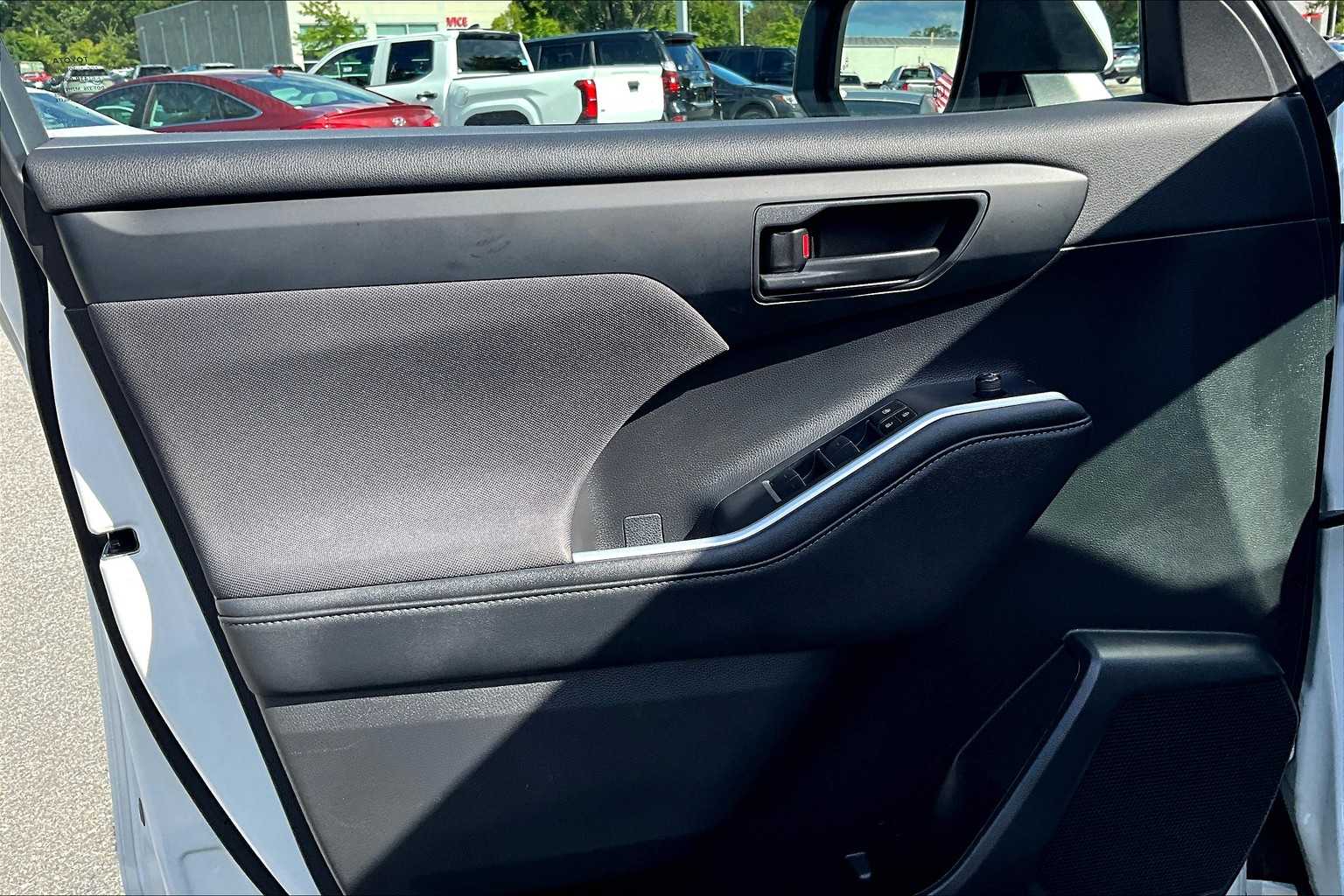 2023 Toyota Highlander LE photo 20