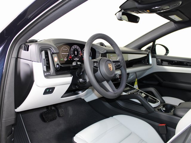 2025 Porsche Cayenne photo 4