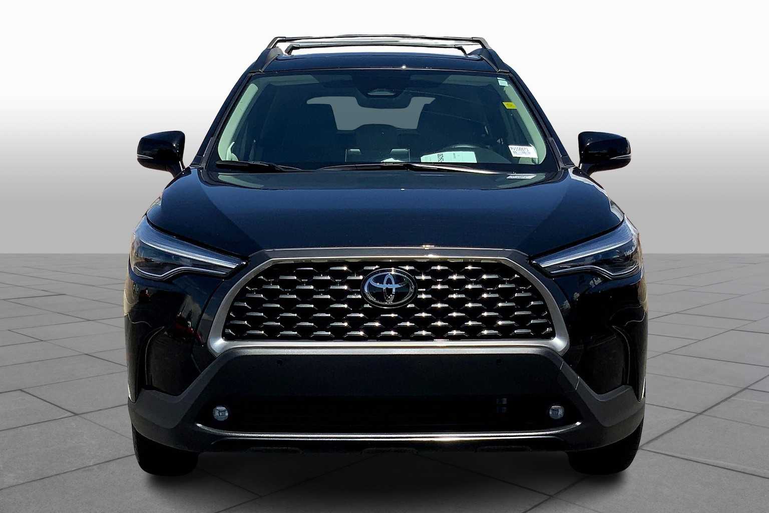2024 Toyota Corolla Cross XLE photo 3
