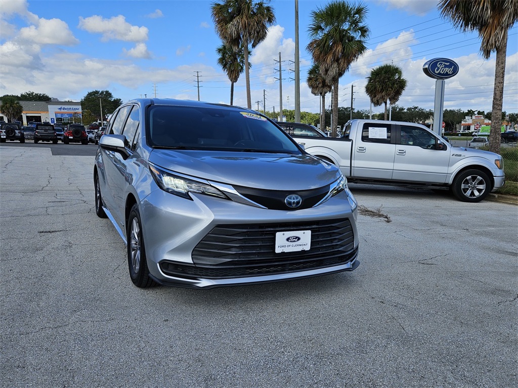 2021 Toyota Sienna LE photo 2