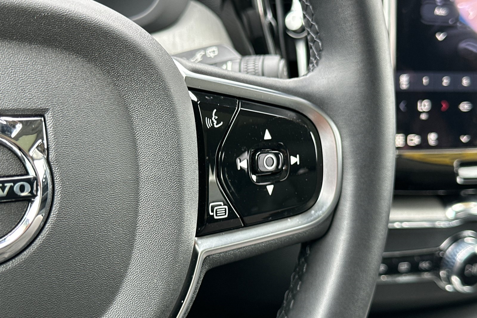 2025 Volvo XC60 Hybrid T8 Plus photo 24