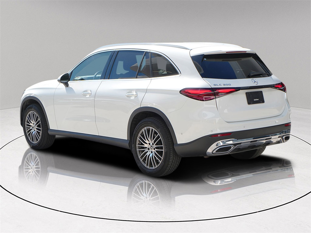 2025 Mercedes Benz GLC 300 photo 4