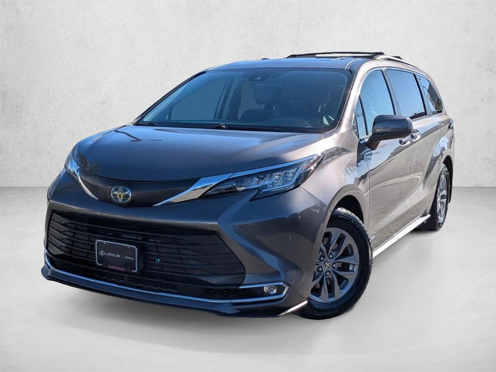 2021 Toyota Sienna XLE's photo