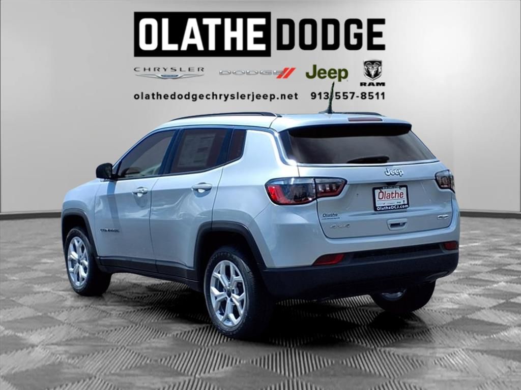 2025 Jeep Compass North Edition Latitude photo 3