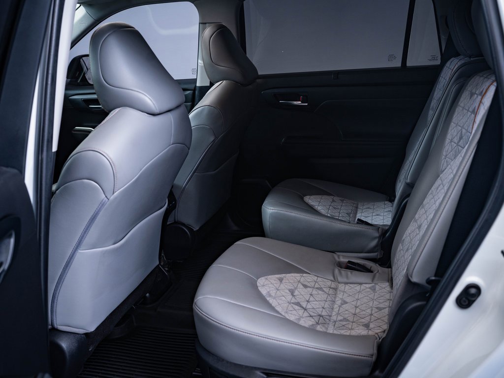 2022 Toyota Highlander Hybrid Bronze Edition photo 21