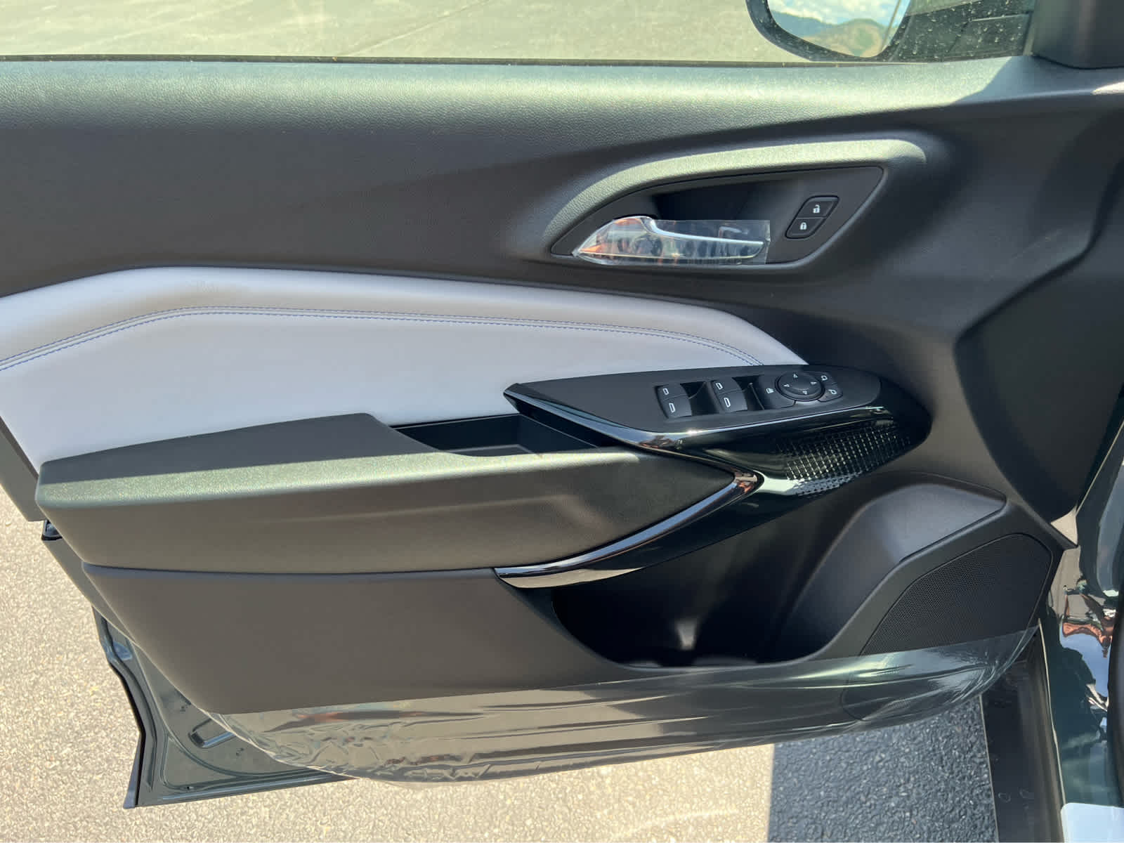 2025 Chevrolet Trax LT photo 13