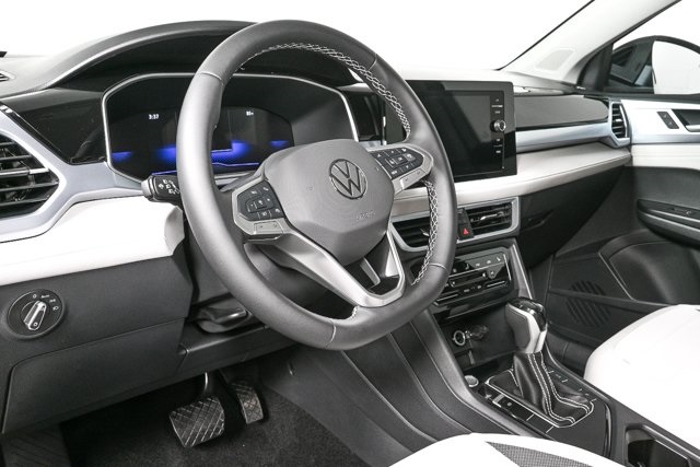 2025 Volkswagen Taos SE photo 3