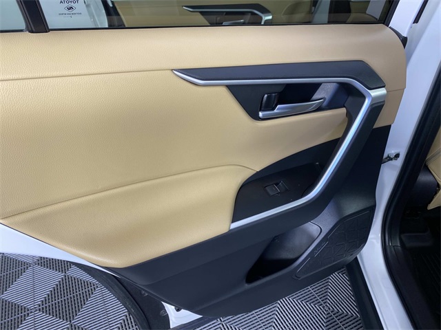 2022 Toyota RAV4 XLE photo 18