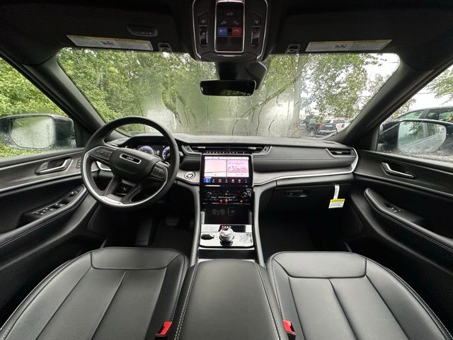 2025 Jeep Grand Cherokee Limited photo 2