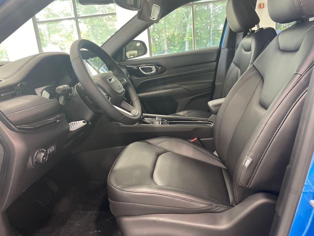 2025 Jeep Compass Limited photo 2
