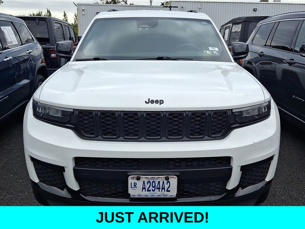 2023 Jeep Grand Cherokee Laredo Altitude photo 2