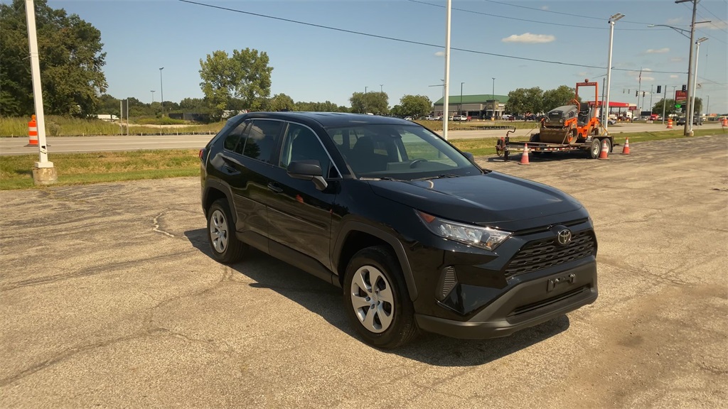 2022 Toyota RAV4 LE photo 2