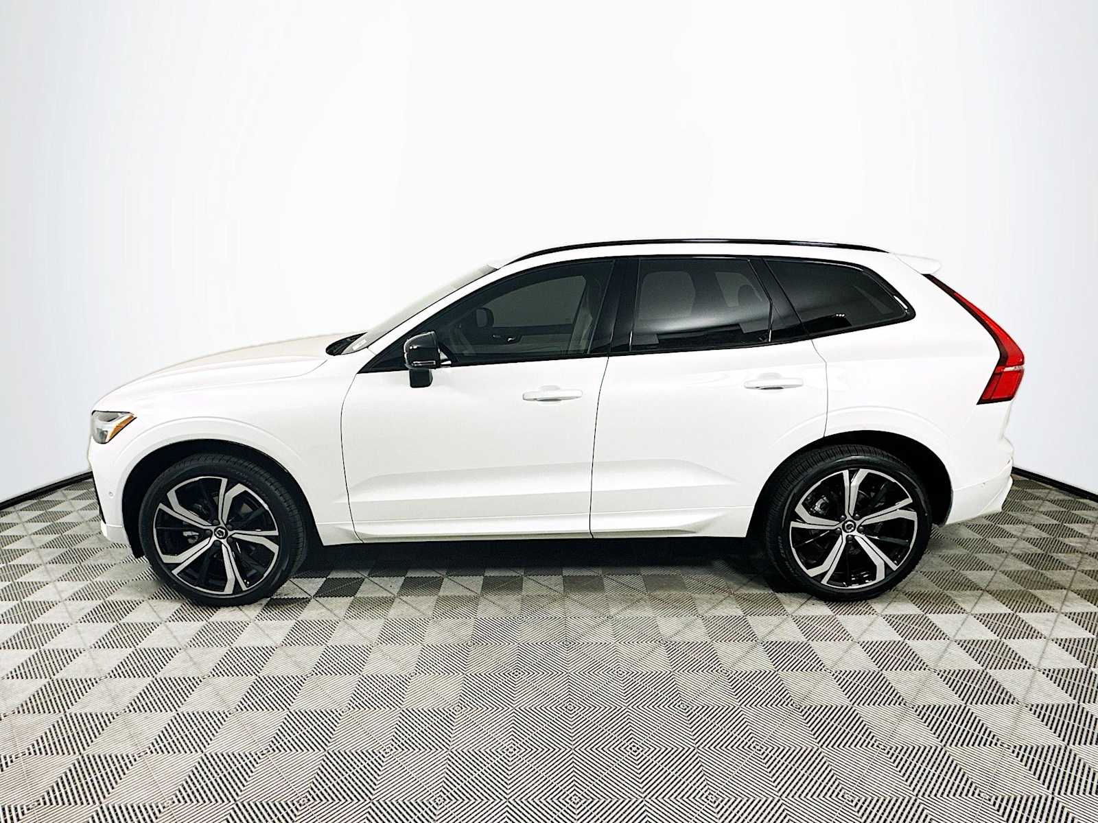 2025 Volvo XC60 photo 4
