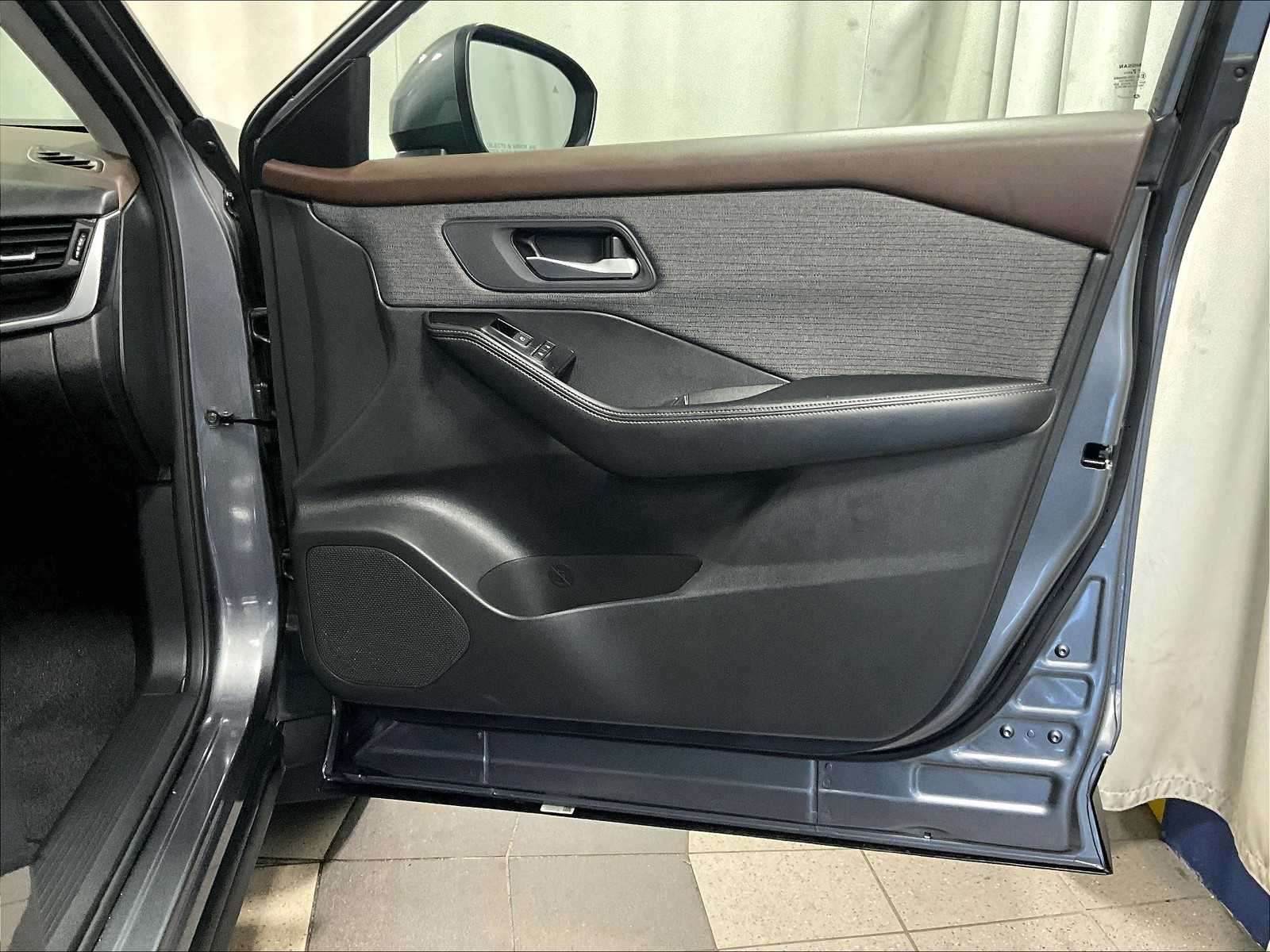2023 Nissan Rogue SV photo 12