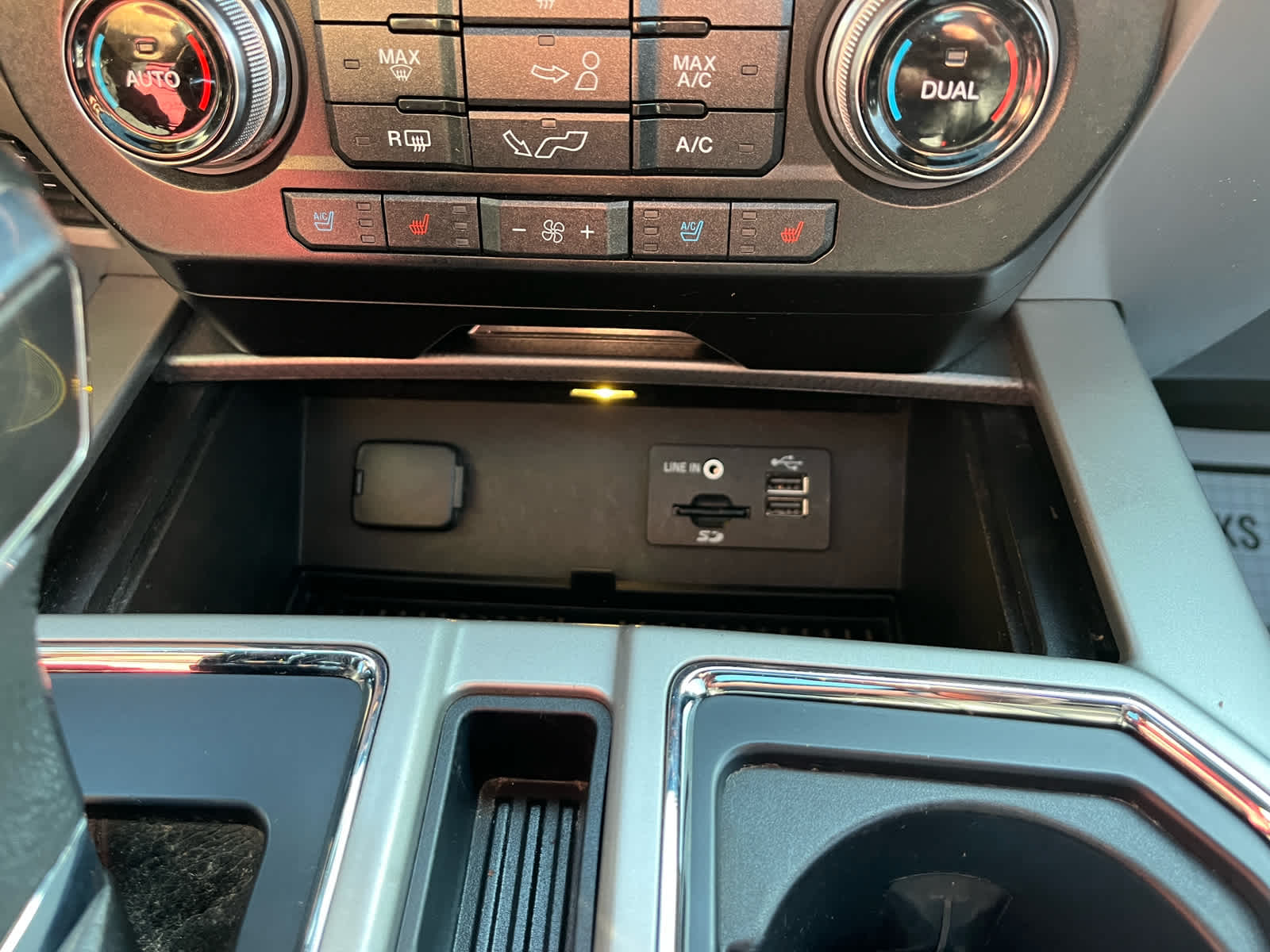 2015 Ford F-150 Lariat photo 29