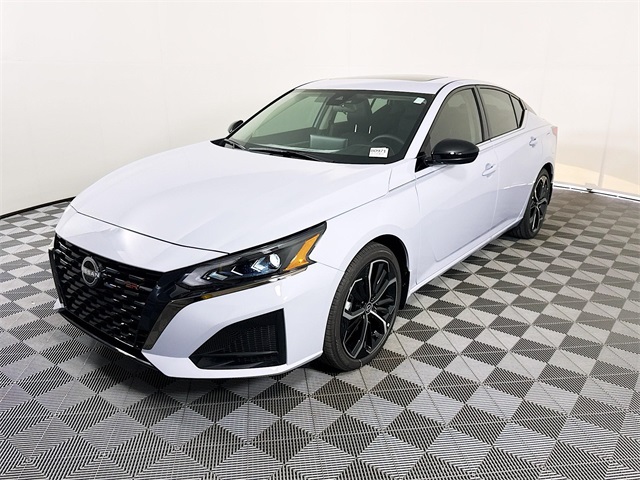 2025 Nissan Altima SR photo 3