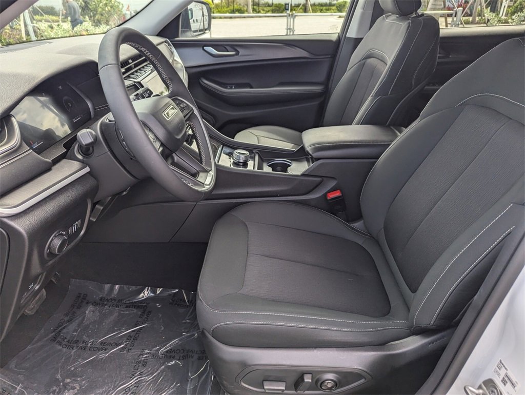 2023 Jeep Grand Cherokee Laredo photo 22
