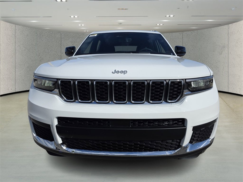 2025 Jeep Grand Cherokee Laredo photo 2