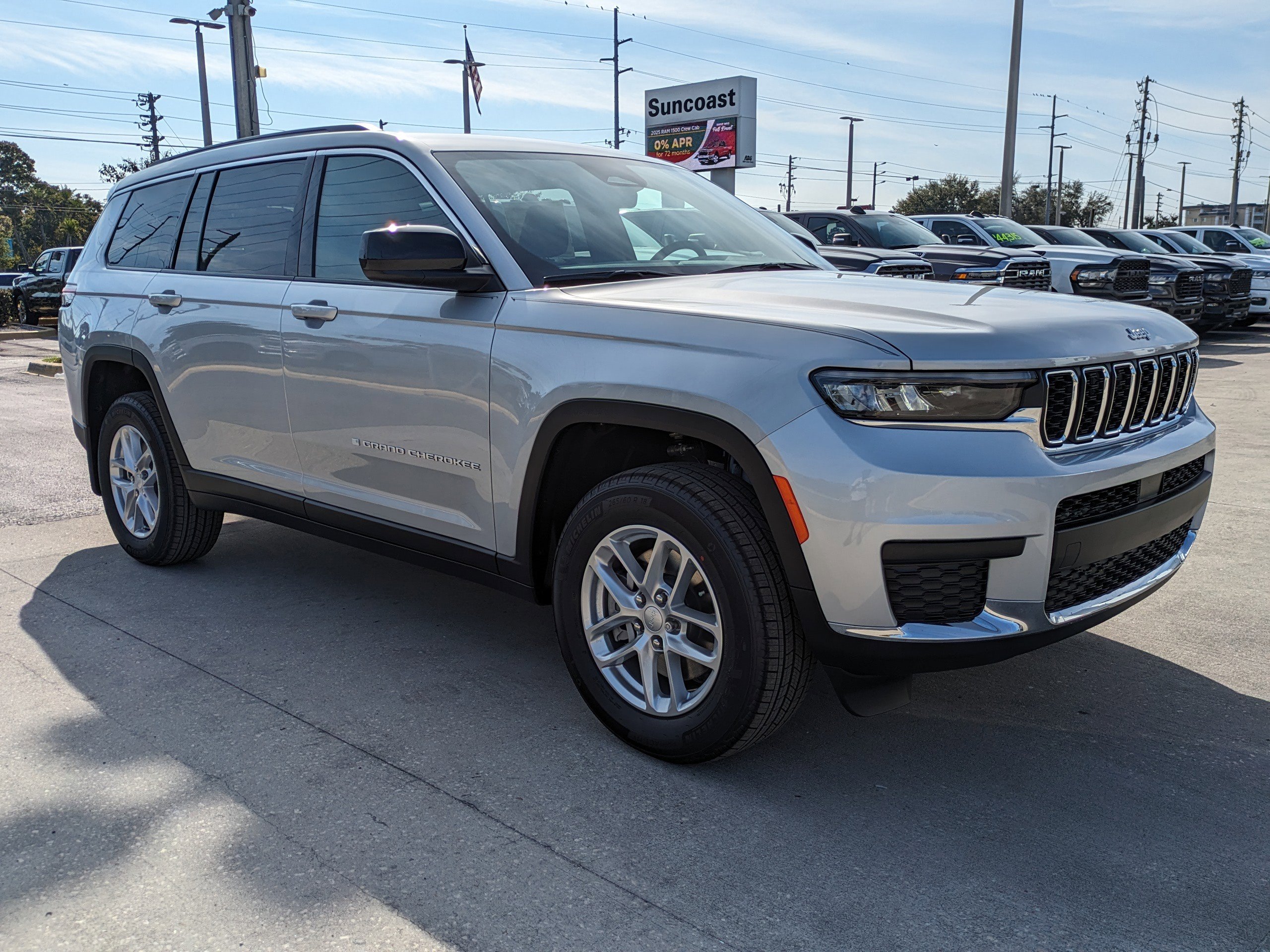 2025 Jeep Grand Cherokee Laredo photo 2