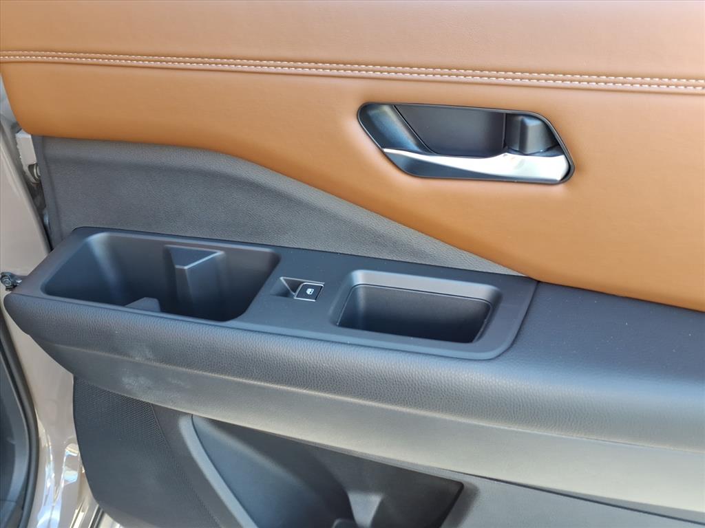 2023 Nissan Pathfinder Platinum photo 8