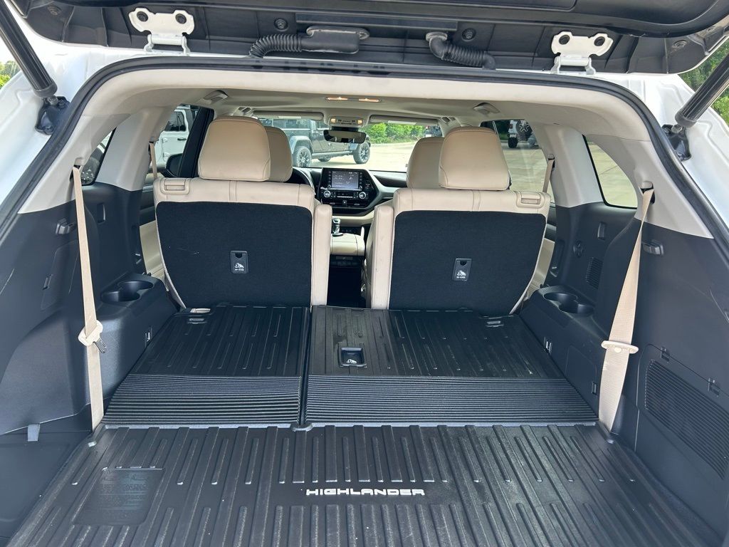 2021 Toyota Highlander XLE photo 14