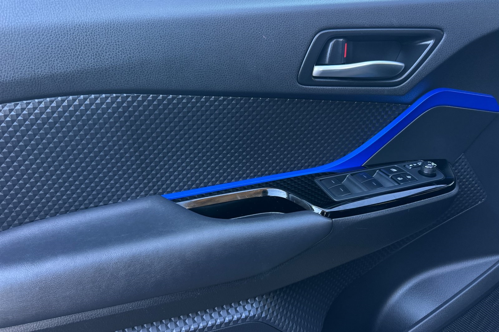 2022 Toyota C-HR Nightshade Edition photo 10