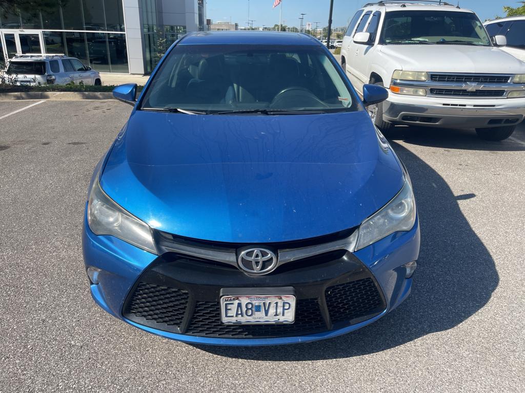 2016 Toyota Camry SE photo 3