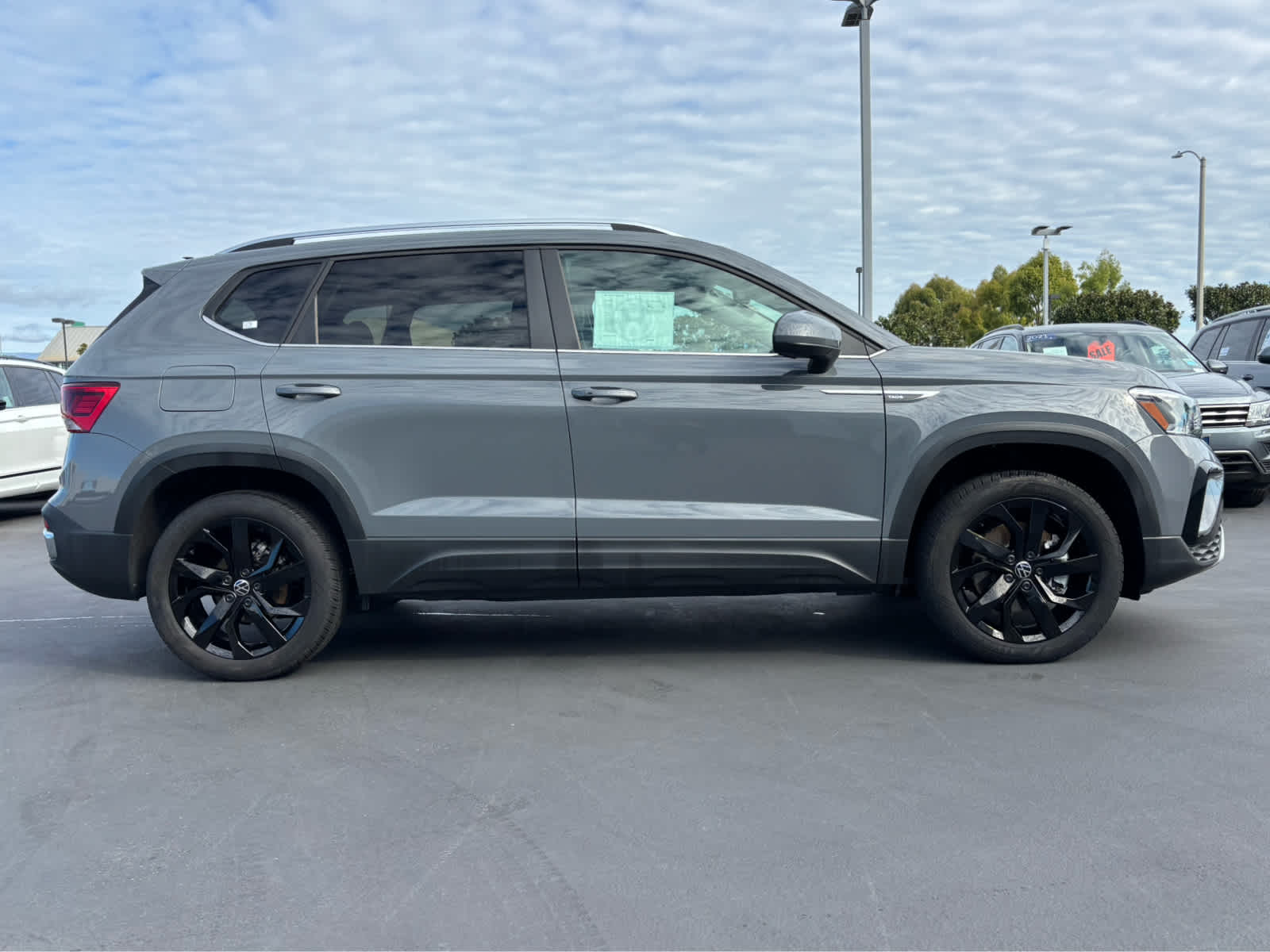 2024 Volkswagen Taos SE photo 2