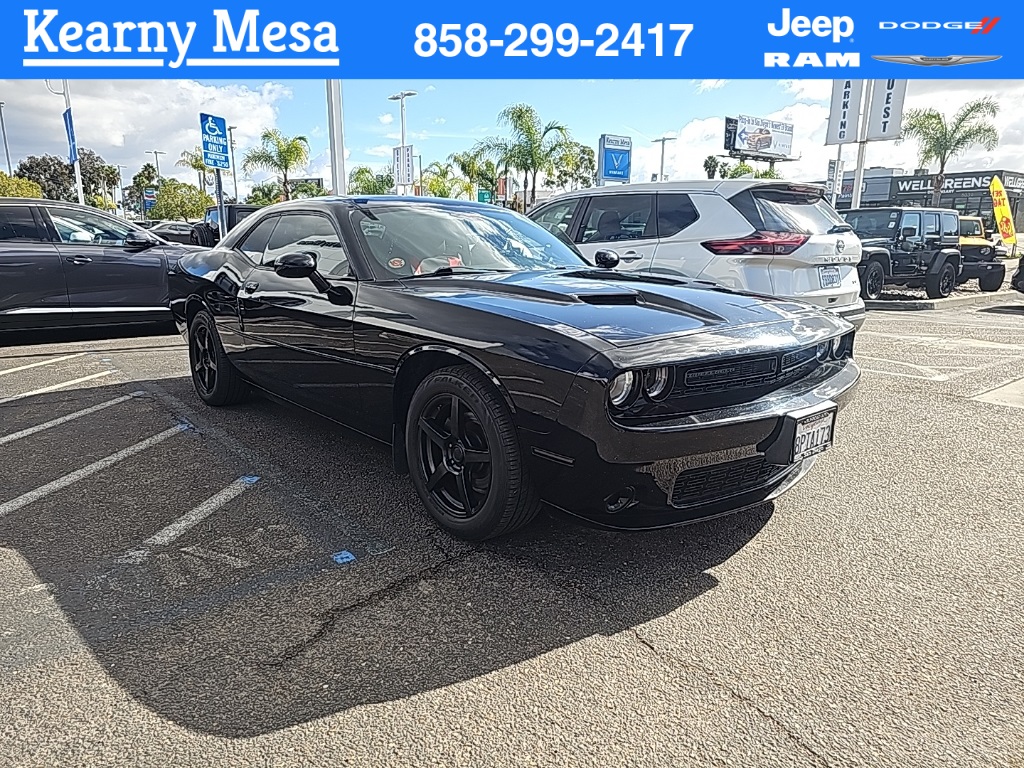 2016 Dodge Challenger SXT's photo