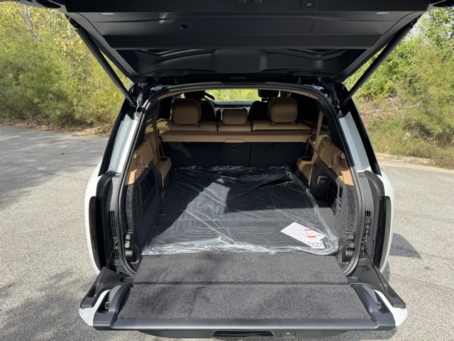 2025 Land Rover Range Rover SE photo 8