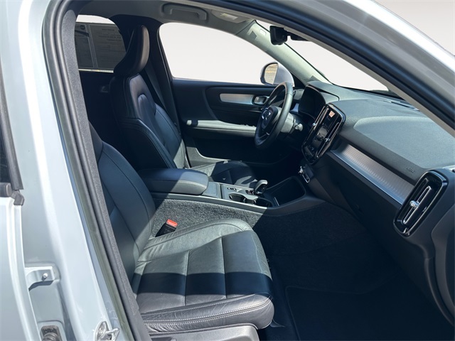 2022 Volvo XC40 Momentum T5 AWD photo 14