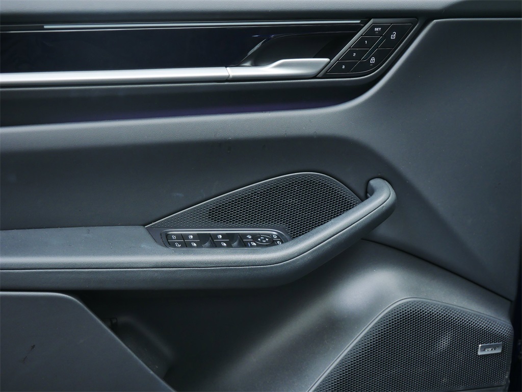 2025 Porsche Macan Electric 4 photo 11