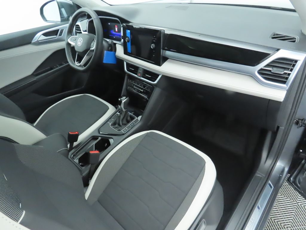 2025 Volkswagen Taos SE photo 17