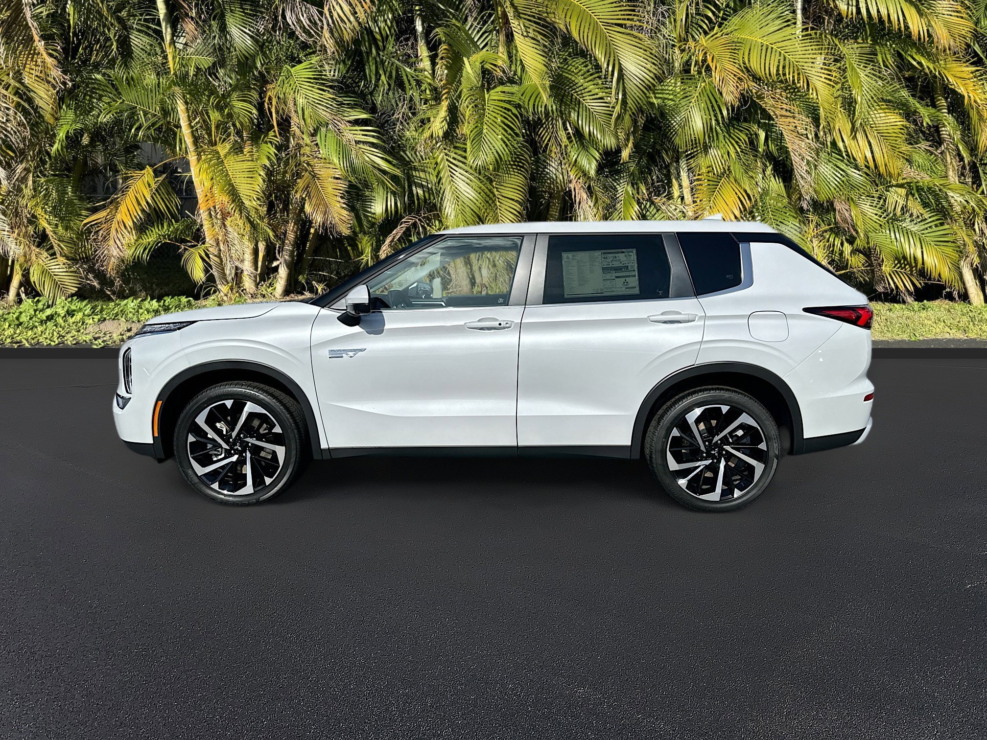 2025 Mitsubishi Outlander PHEV SE photo 2