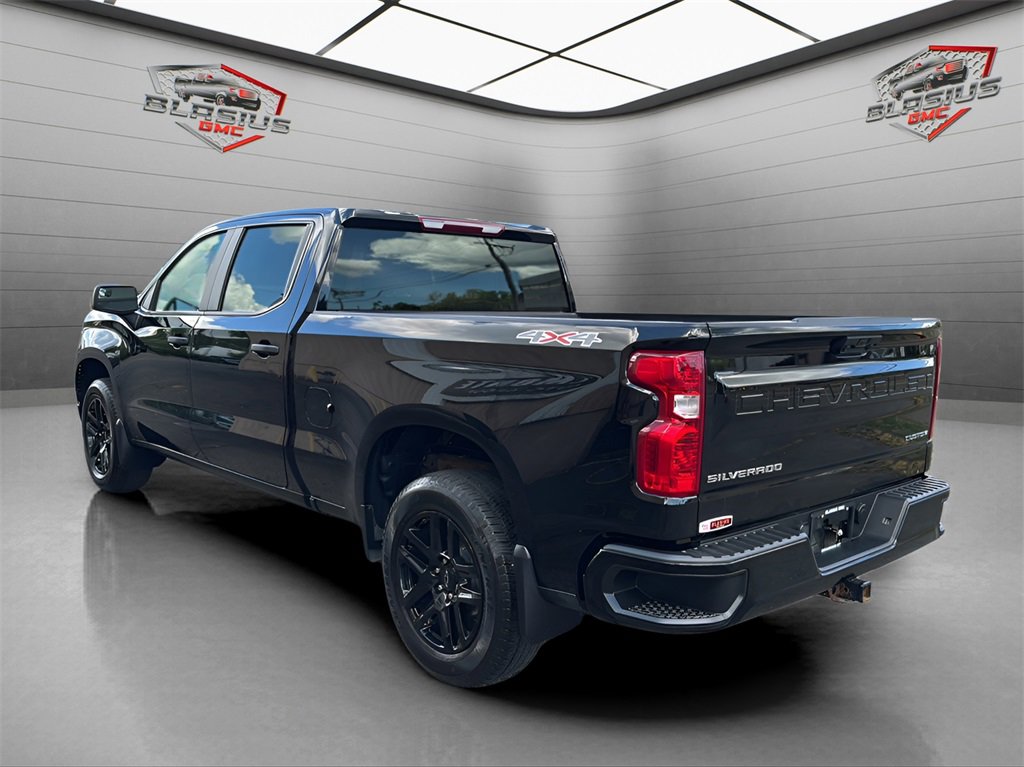 2023 Chevrolet Silverado 1500 Custom photo 2