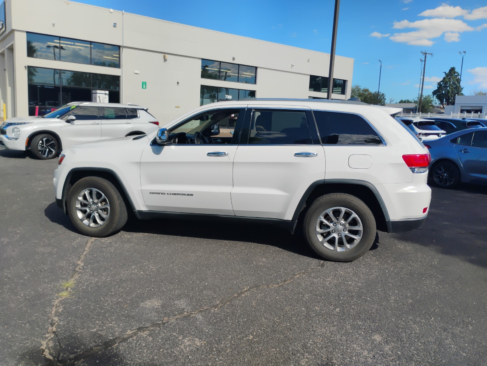 Used 2014 Bright White Clearcoat Jeep Limited image 10