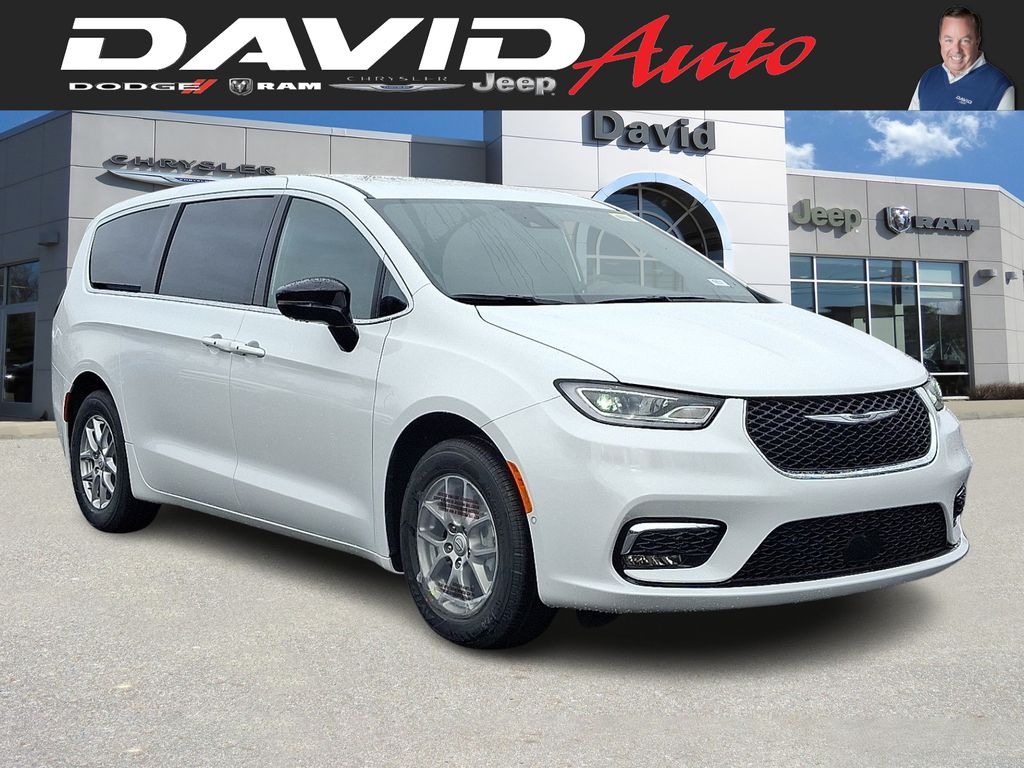 2026 Chrysler Pacifica Select's photo