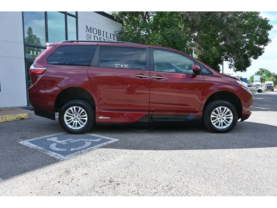 2017 Toyota Sienna XLE photo 4