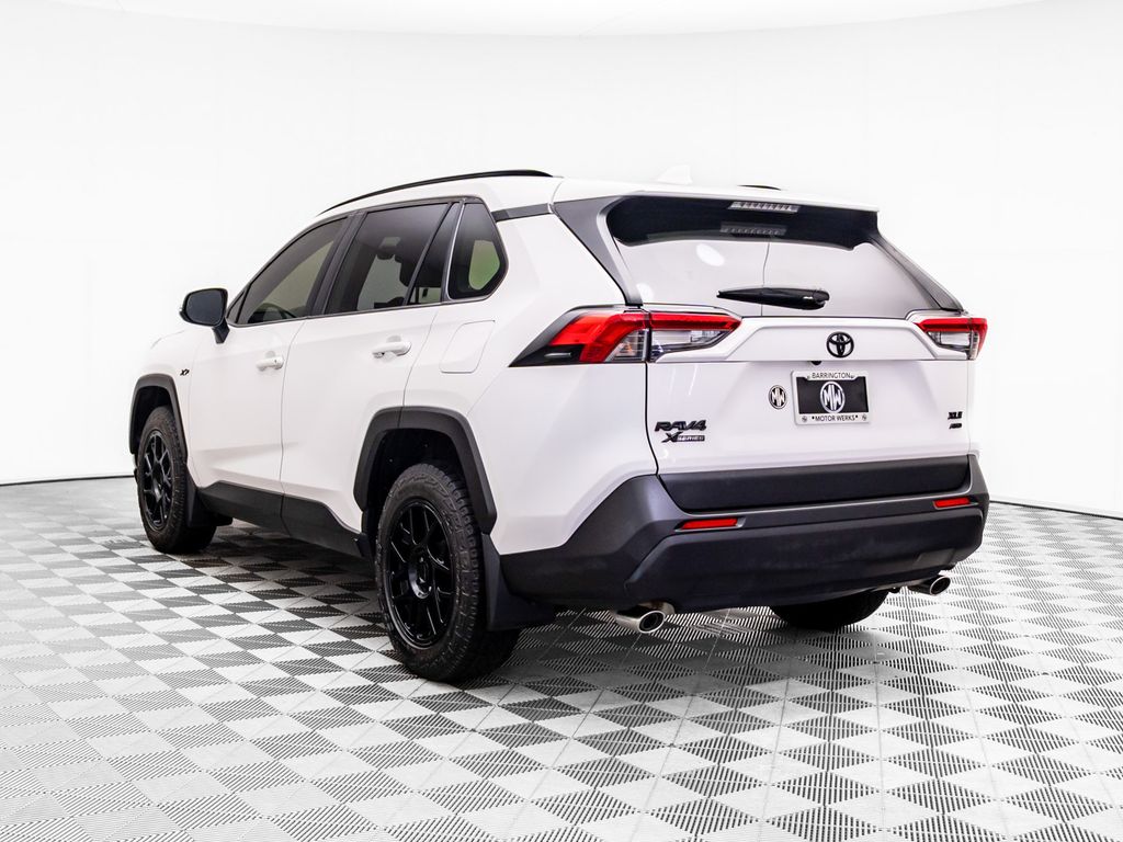 2020 Toyota RAV4 XLE photo 3